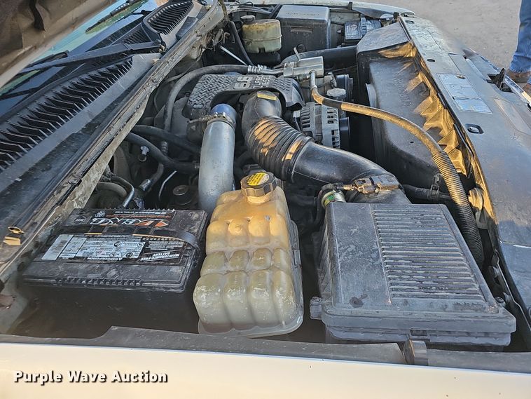 image for item MH9512 2001 GMC Sierra 3500  Ext. Cab flatbed pickup truck