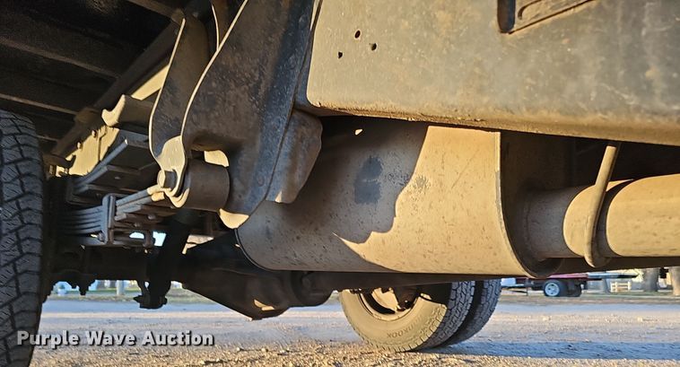 image for item MH9512 2001 GMC Sierra 3500  Ext. Cab flatbed pickup truck