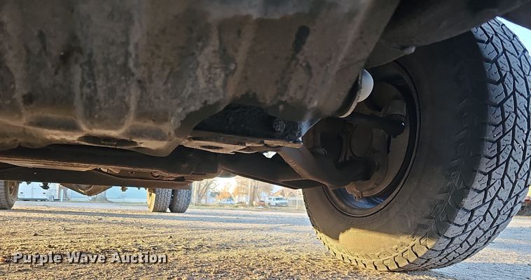 image for item MH9512 2001 GMC Sierra 3500  Ext. Cab flatbed pickup truck