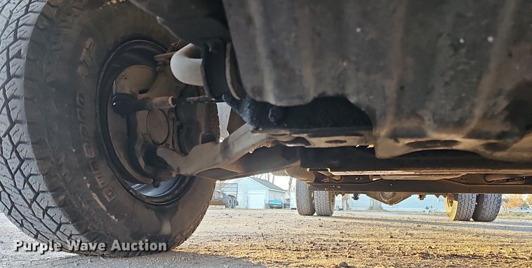 image for item MH9512 2001 GMC Sierra 3500  Ext. Cab flatbed pickup truck