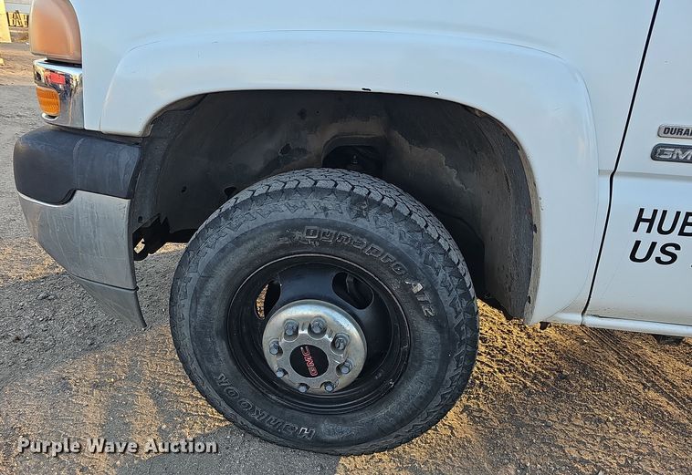 image for item MH9512 2001 GMC Sierra 3500  Ext. Cab flatbed pickup truck