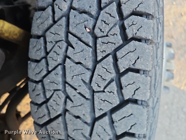 image for item MH9512 2001 GMC Sierra 3500  Ext. Cab flatbed pickup truck