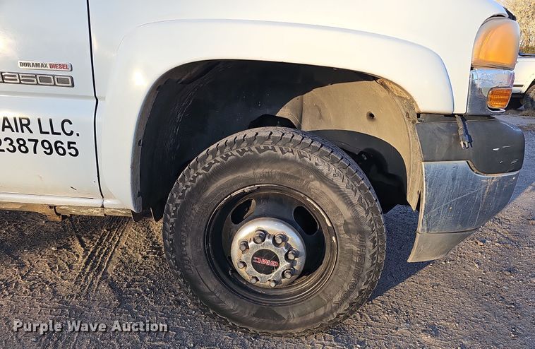 image for item MH9512 2001 GMC Sierra 3500  Ext. Cab flatbed pickup truck