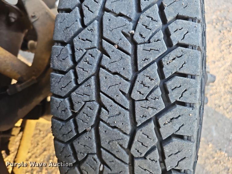 image for item MH9512 2001 GMC Sierra 3500  Ext. Cab flatbed pickup truck