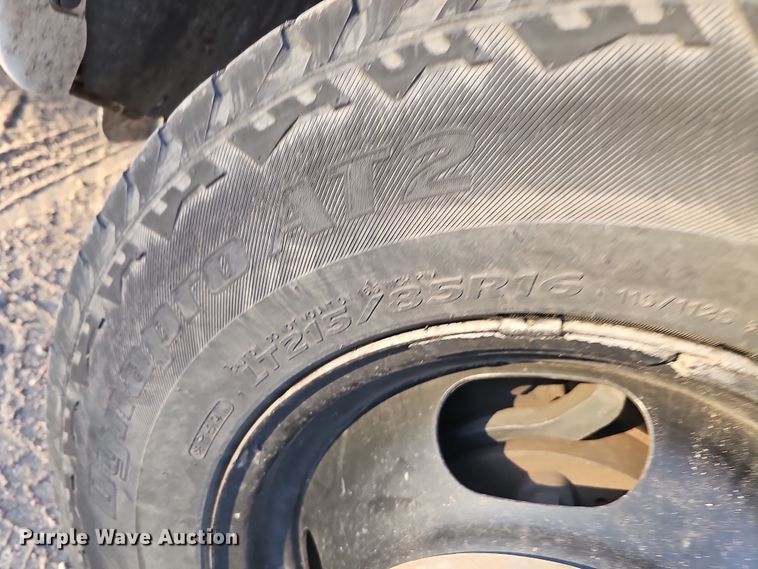 image for item MH9512 2001 GMC Sierra 3500  Ext. Cab flatbed pickup truck