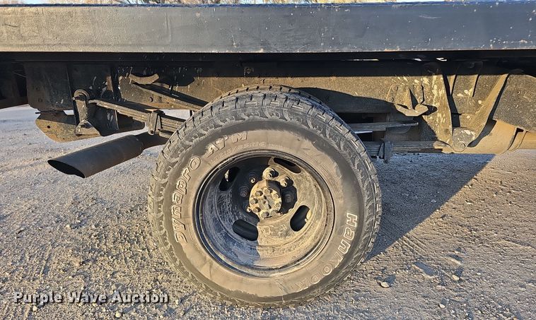 image for item MH9512 2001 GMC Sierra 3500  Ext. Cab flatbed pickup truck