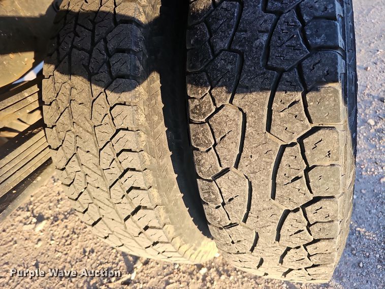 image for item MH9512 2001 GMC Sierra 3500  Ext. Cab flatbed pickup truck