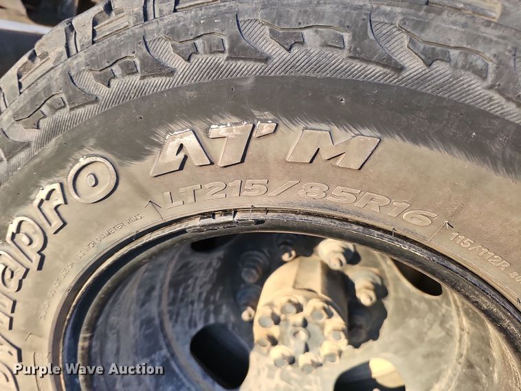 image for item MH9512 2001 GMC Sierra 3500  Ext. Cab flatbed pickup truck