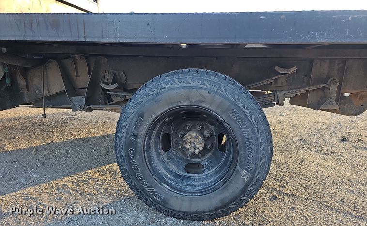 image for item MH9512 2001 GMC Sierra 3500  Ext. Cab flatbed pickup truck