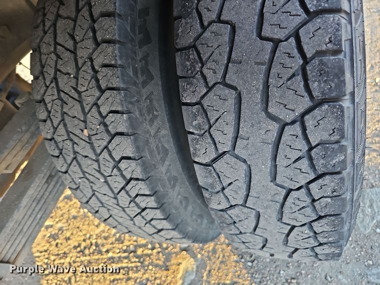 image for item MH9512 2001 GMC Sierra 3500  Ext. Cab flatbed pickup truck