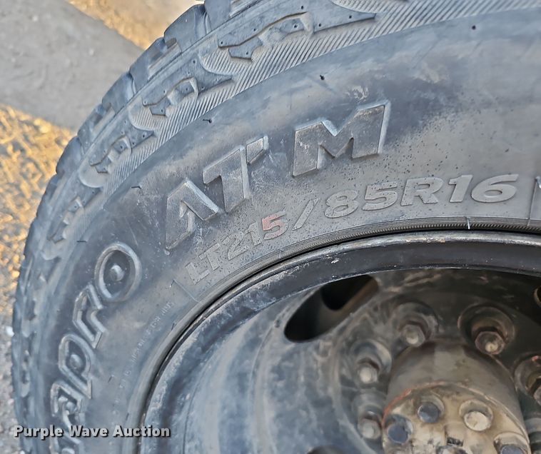 image for item MH9512 2001 GMC Sierra 3500  Ext. Cab flatbed pickup truck