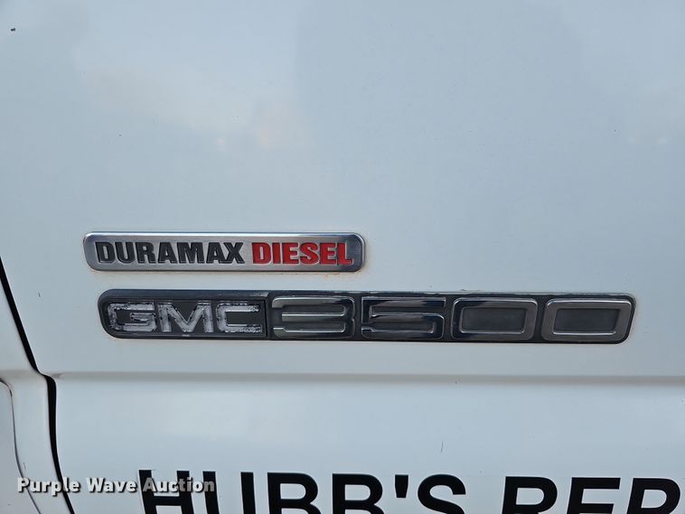 image for item MH9512 2001 GMC Sierra 3500  Ext. Cab flatbed pickup truck