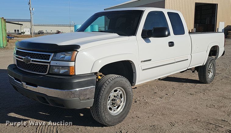 image for item MH9513 2005 Chevrolet Silverado 2500HD  Ext. Cab pickup truck