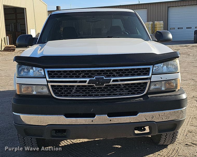 image for item MH9513 2005 Chevrolet Silverado 2500HD  Ext. Cab pickup truck