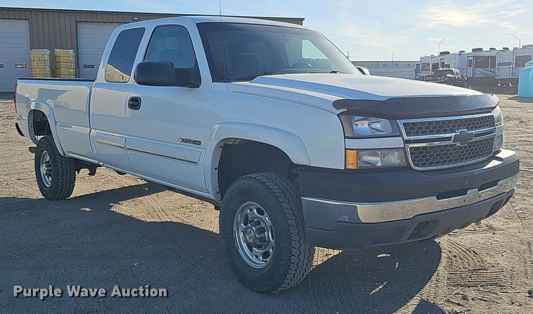 image for item MH9513 2005 Chevrolet Silverado 2500HD  Ext. Cab pickup truck