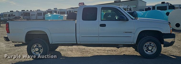 image for item MH9513 2005 Chevrolet Silverado 2500HD  Ext. Cab pickup truck