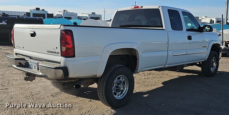 image for item MH9513 2005 Chevrolet Silverado 2500HD  Ext. Cab pickup truck