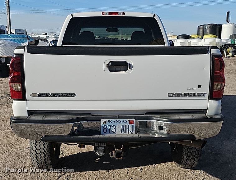 image for item MH9513 2005 Chevrolet Silverado 2500HD  Ext. Cab pickup truck