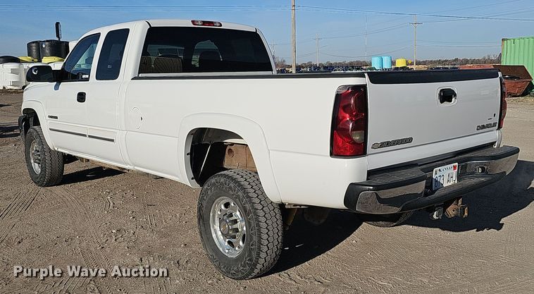 image for item MH9513 2005 Chevrolet Silverado 2500HD  Ext. Cab pickup truck