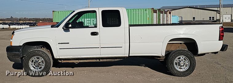 image for item MH9513 2005 Chevrolet Silverado 2500HD  Ext. Cab pickup truck