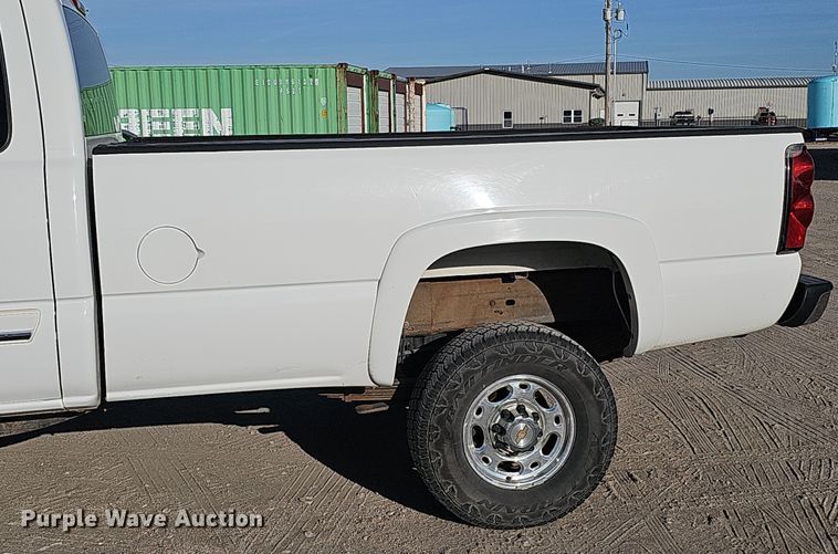 image for item MH9513 2005 Chevrolet Silverado 2500HD  Ext. Cab pickup truck