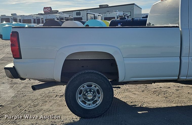 image for item MH9513 2005 Chevrolet Silverado 2500HD  Ext. Cab pickup truck