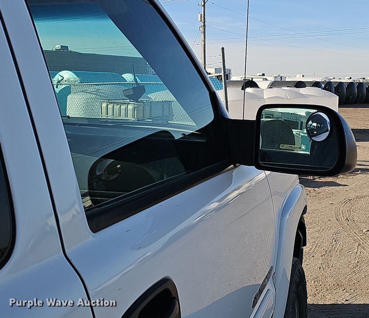 image for item MH9513 2005 Chevrolet Silverado 2500HD  Ext. Cab pickup truck