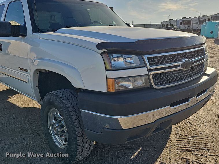 image for item MH9513 2005 Chevrolet Silverado 2500HD  Ext. Cab pickup truck
