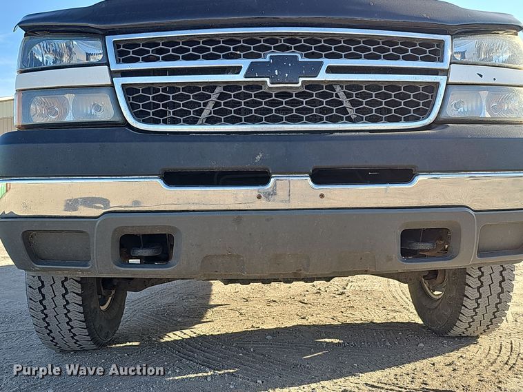 image for item MH9513 2005 Chevrolet Silverado 2500HD  Ext. Cab pickup truck