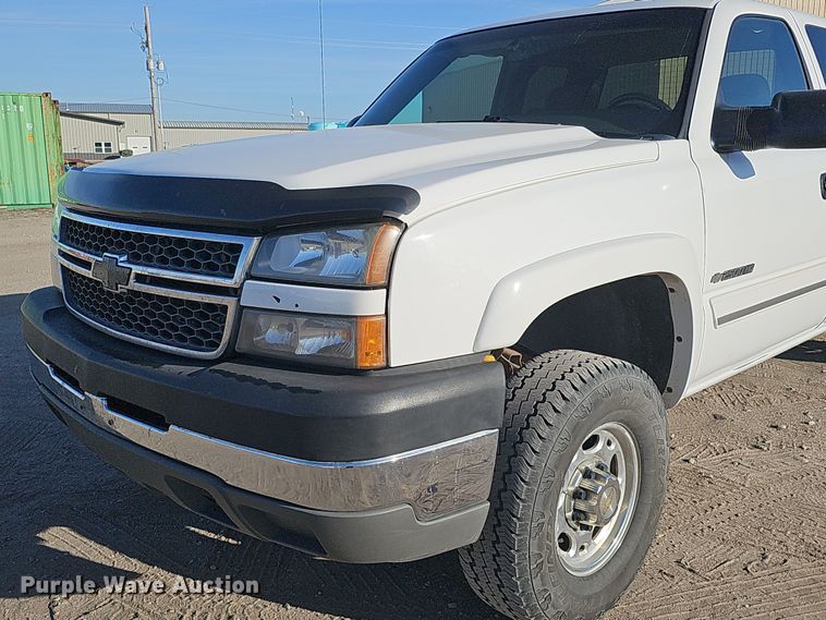 image for item MH9513 2005 Chevrolet Silverado 2500HD  Ext. Cab pickup truck