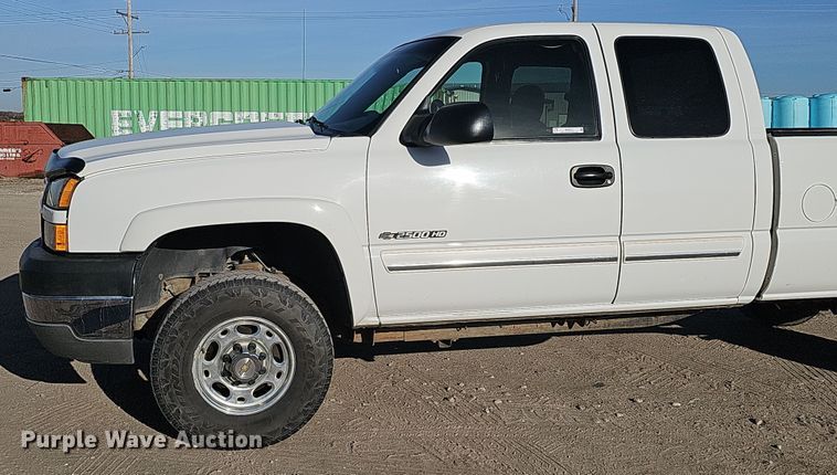 image for item MH9513 2005 Chevrolet Silverado 2500HD  Ext. Cab pickup truck