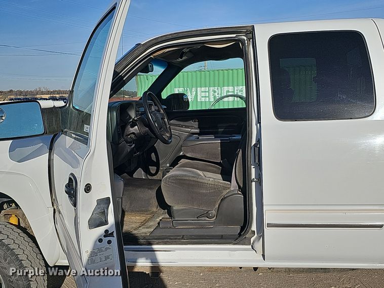 image for item MH9513 2005 Chevrolet Silverado 2500HD  Ext. Cab pickup truck