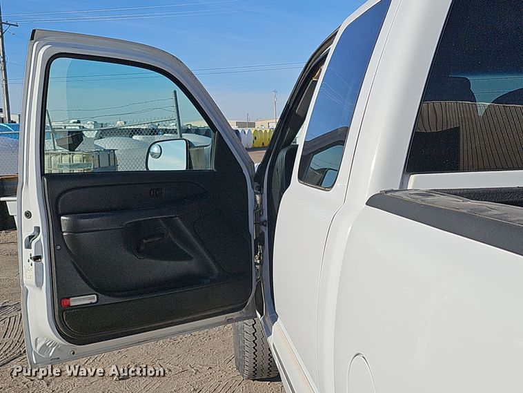 image for item MH9513 2005 Chevrolet Silverado 2500HD  Ext. Cab pickup truck