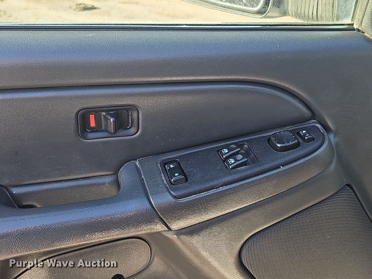 image for item MH9513 2005 Chevrolet Silverado 2500HD  Ext. Cab pickup truck