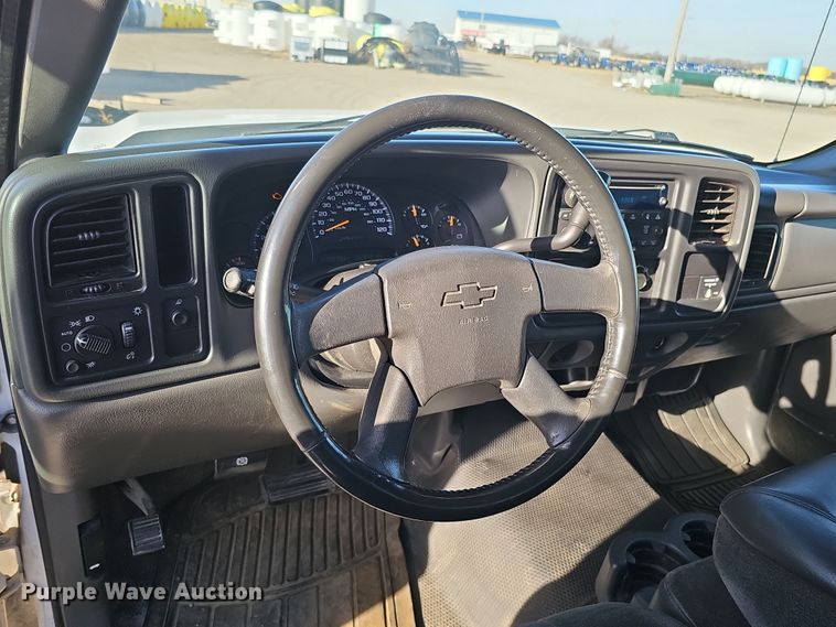 image for item MH9513 2005 Chevrolet Silverado 2500HD  Ext. Cab pickup truck