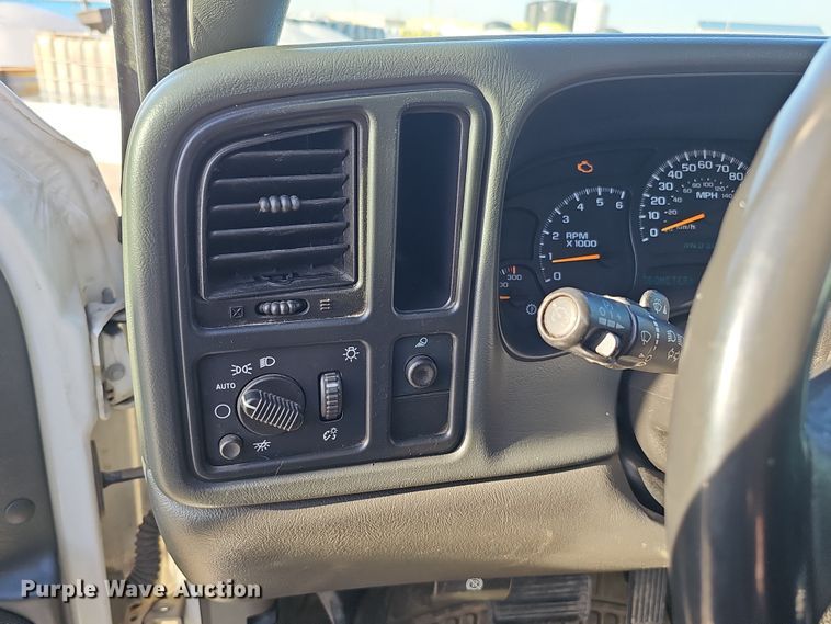 image for item MH9513 2005 Chevrolet Silverado 2500HD  Ext. Cab pickup truck