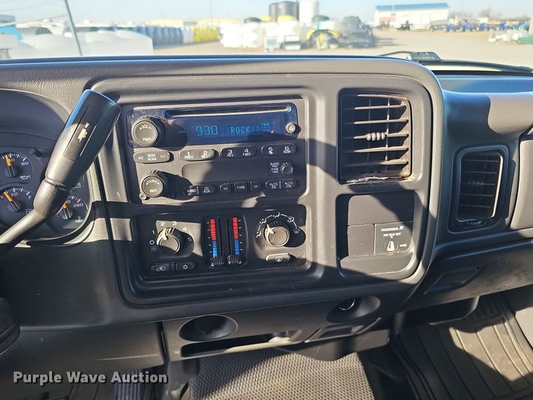 image for item MH9513 2005 Chevrolet Silverado 2500HD  Ext. Cab pickup truck