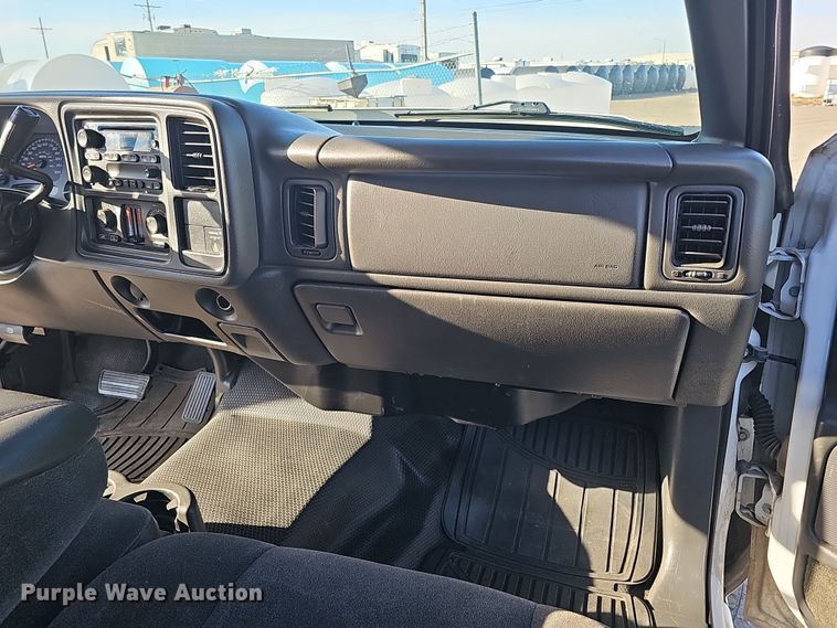 image for item MH9513 2005 Chevrolet Silverado 2500HD  Ext. Cab pickup truck