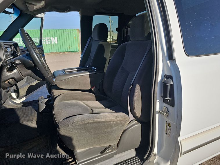 image for item MH9513 2005 Chevrolet Silverado 2500HD  Ext. Cab pickup truck