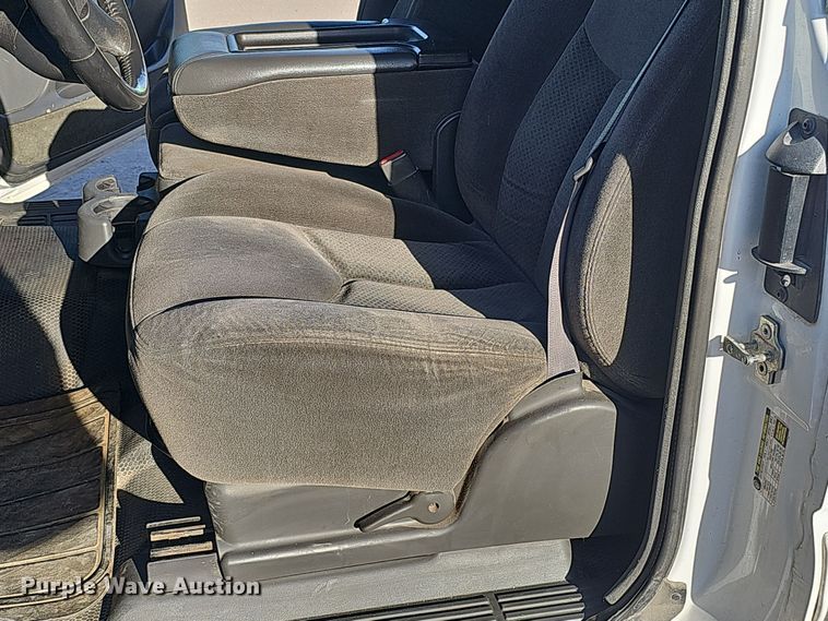 image for item MH9513 2005 Chevrolet Silverado 2500HD  Ext. Cab pickup truck