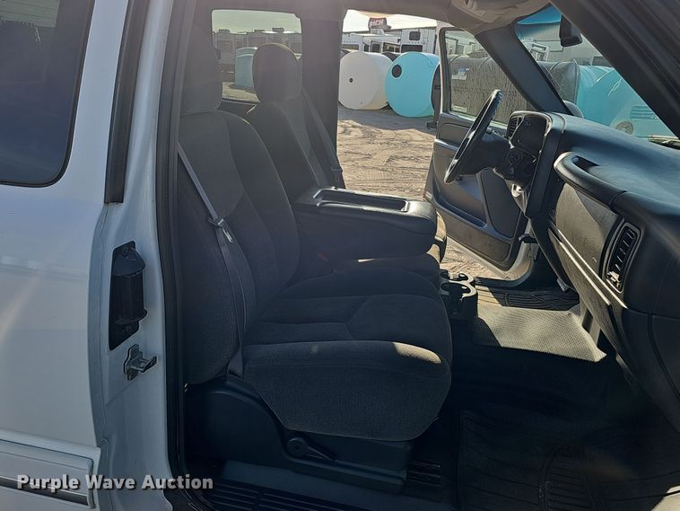 image for item MH9513 2005 Chevrolet Silverado 2500HD  Ext. Cab pickup truck