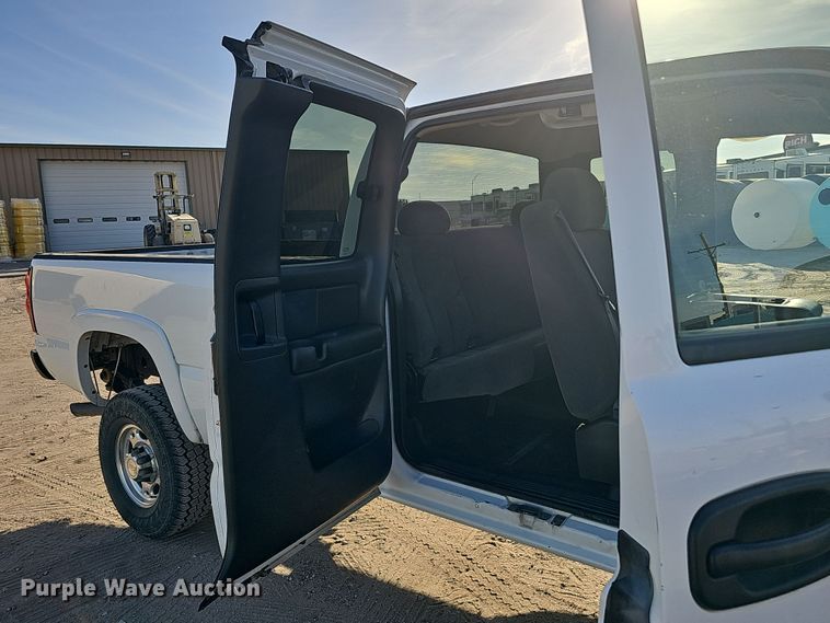 image for item MH9513 2005 Chevrolet Silverado 2500HD  Ext. Cab pickup truck