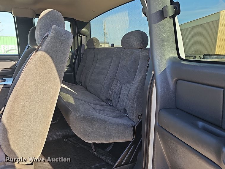 image for item MH9513 2005 Chevrolet Silverado 2500HD  Ext. Cab pickup truck