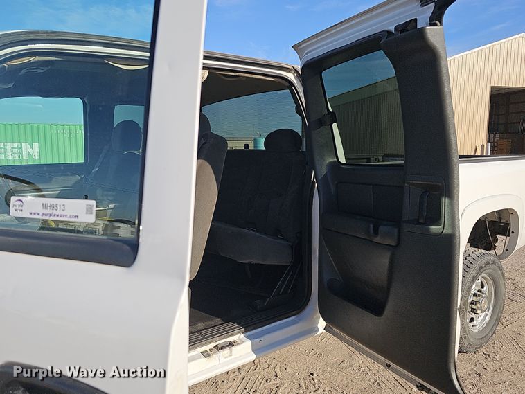 image for item MH9513 2005 Chevrolet Silverado 2500HD  Ext. Cab pickup truck