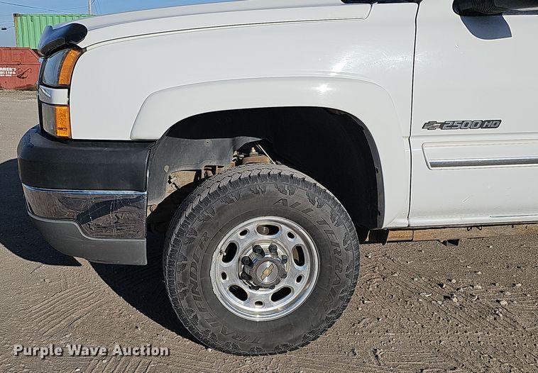 image for item MH9513 2005 Chevrolet Silverado 2500HD  Ext. Cab pickup truck