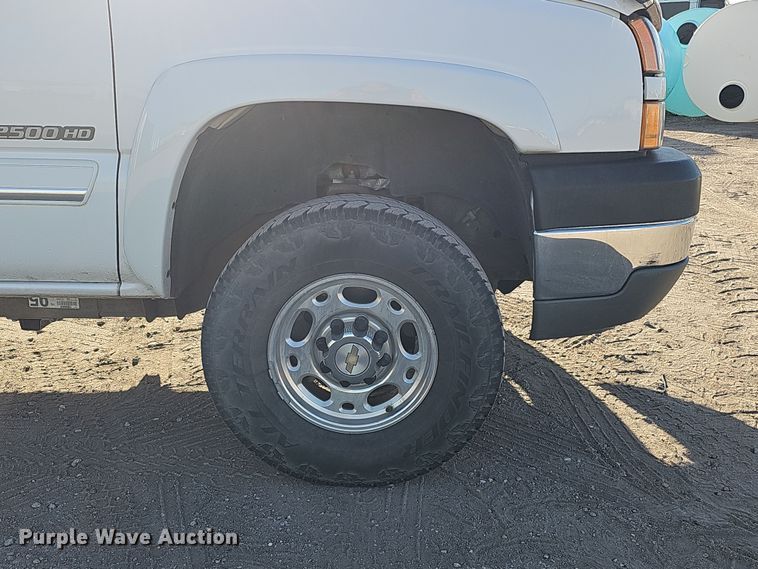 image for item MH9513 2005 Chevrolet Silverado 2500HD  Ext. Cab pickup truck