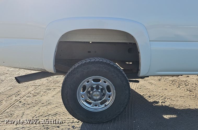 image for item MH9513 2005 Chevrolet Silverado 2500HD  Ext. Cab pickup truck