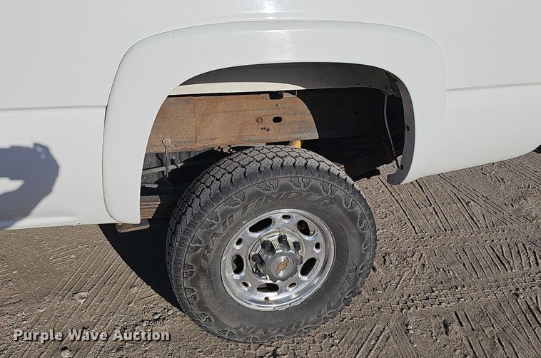 image for item MH9513 2005 Chevrolet Silverado 2500HD  Ext. Cab pickup truck