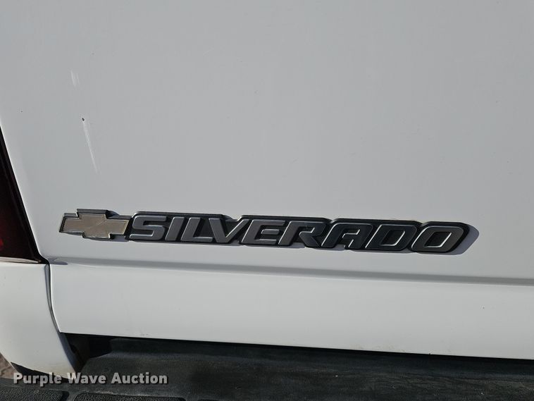 image for item MH9513 2005 Chevrolet Silverado 2500HD  Ext. Cab pickup truck