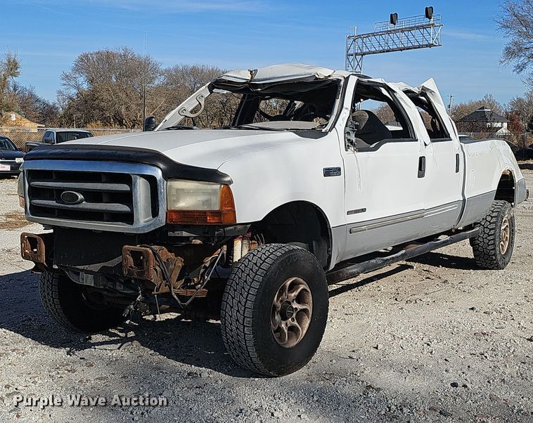 image for item MH9514 2000 Ford  F350 Super Duty XLT  Crew Cab pickup truck